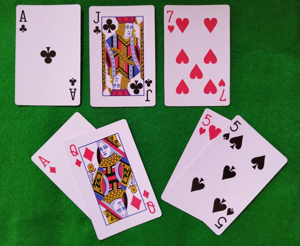 poker two hands bluffing